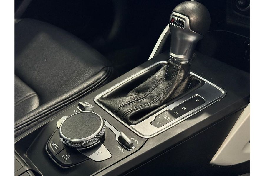 2018 Audi Q2 35 TFSI design GA Photo 16